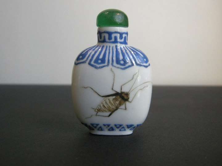 Snuff bottle porcelain decorated with insect